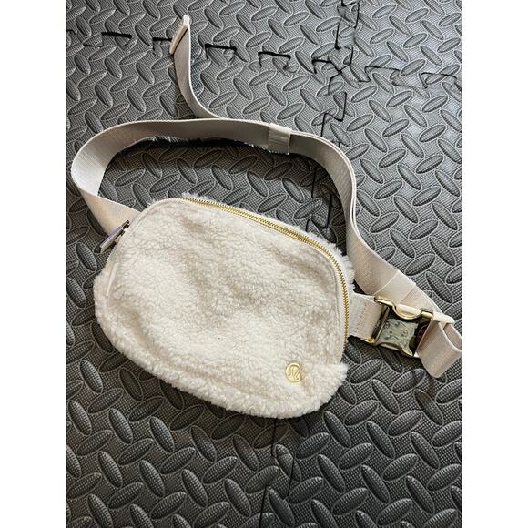 Lululemon Everywhere Belt Bag 1L Fleece White Gold Fanny Pack Ivory Soft - Picture 2 of 8